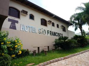 a hotel sign on the side of a building at Hotel São Francisco in Itaí