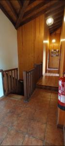 Habitación vacía con paneles de madera y pasillo. en Olivar 51, en Villaviciosa 38 fotos más