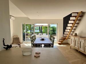Χώρος καθιστικού στο Wonderful house on the lake with idyllic lake views
