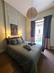 una camera da letto con un grande letto con due oggetti sopra di La Chartreuse Carmille a Domme