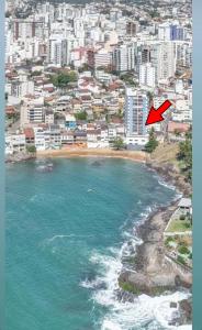 a red arrow pointing to a beach in a city at Apartamento Pé na Areia e águas tranquilas no centro de Guarapari in Guarapari
