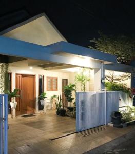 LimbotoUnit Sewaan的蓝色屋顶和围栏的房子