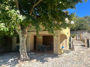Φωτογραφία από το άλμπουμ του Petra - Cozy apartment with Garden στο Σαιντ-Μαξίμ