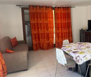Χώρος καθιστικού στο Petra - Cozy apartment with Garden