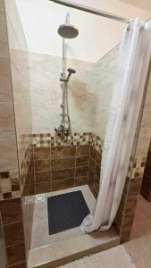 Un baño con ducha con cortina de ducha. en Apartmány Magnólia Štítnik, en Otilia 24 fotos más