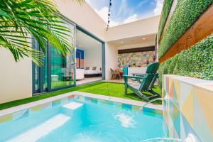 una piscina en el patio trasero de una casa en Privada Stays - Lofts with Private Pool and Oasis, near Eagle Beach, en Palm-Eagle Beach