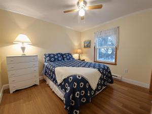 StoddardにあるLakeside Retreat 2hrs from Bostonのベッドと天井扇風機のある寝室 +8枚の写真