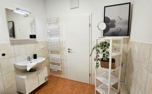 Ένα μπάνιο στο MiCasa Rooms - Altstadt zentral - zwischen Anger und Krämerbrücke - WLAN - familienfreundlich