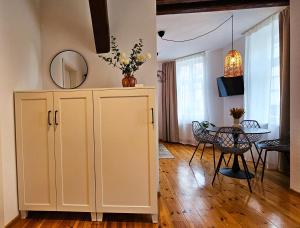 Μια τηλεόραση ή/και κέντρο ψυχαγωγίας στο MiCasa Rooms - Altstadt zentral - zwischen Anger und Krämerbrücke - WLAN - familienfreundlich