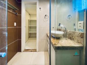 Et badeværelse på Loft Praia by Holiday Stays + 37 billeder