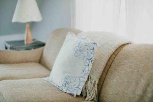 Φωτογραφία από το άλμπουμ του Cozy Oasis by Lake MI with Hot Tub σε Harbert