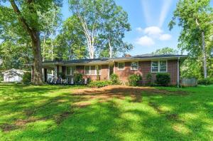 Gambar di galeri bagi Tranquil 2 acres brook Downtown Travelers Rest di Travelers Rest