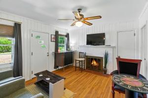 Gambar di galeri bagi Tranquil 2 acres brook Downtown Travelers Rest di Travelers Rest