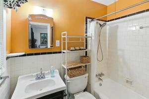 Gambar di galeri bagi Tranquil 2 acres brook Downtown Travelers Rest di Travelers Rest