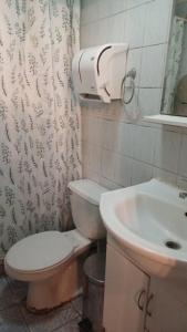 a bathroom with a toilet and a sink at Casa Jessica in Los Ángeles