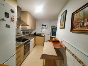 una cucina con un lavello e un piano di lavoro di Luminoso piso en edificio de canet de berenguer a Canet de Berenguer