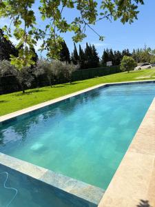 Una piscina con agua azul en un patio. en Cozy studio with air conditioning & pool & parking, en Aix-en-Provence