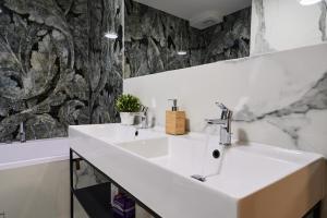 Ένα μπάνιο στο Central, Bloc nou cu parcare Gratuita Emma accommodation in Monarh Tower +99 φωτογραφίες