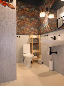 ein Badezimmer mit Toilette und Waschbecken in der Unterkunft Cosy apartment in the heart of Riga in Riga