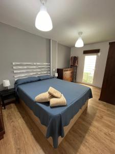 een slaapkamer met een bed met twee handdoeken erop bij Apartamento exclusivo en Madrid in Madrid