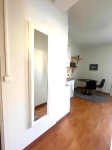 a mirror in a living room with a table at Snygg studio lägenhet Wolffskavägen 21 in Vaasa