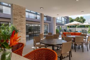 バーハ・グランデにあるSeu refúgio à poucos passos da Praia e da Vila!の屋外パティオ(テーブル、椅子、テーブルトップ付)