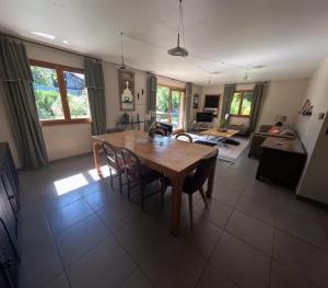 ein Esszimmer und ein Wohnzimmer mit Tisch und Stühlen in der Unterkunft La Belmontine Maison avec jardin Uriage-les-Bains in Vaulnaveys-le-Haut