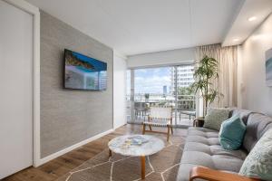 TV a/nebo společenská místnost v ubytování Ilikai Collection 2 Sunset and Ocean Views