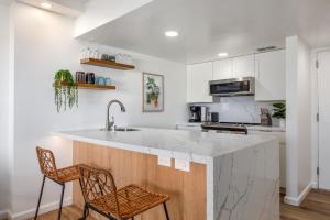 Kuchyň nebo kuchyňský kout v ubytování Ilikai Collection 2 Sunset and Ocean Views