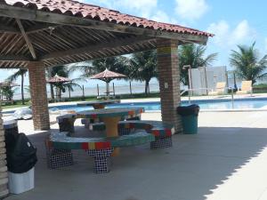 佩羅巴的住宿－Privê Areias Douradas，游泳池旁凉亭下的野餐桌