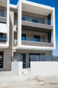 una vista esterna di un edificio di Euphoria Blue Lefkada a Città di Lefkada