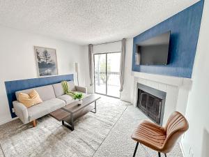 オースティンにあるSleepover 1BD 1BA Austin TX Apartmentsのソファと暖炉のあるリビングルーム