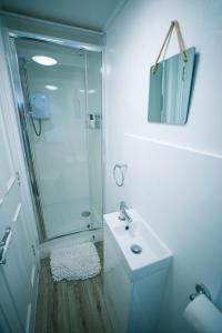Ένα μπάνιο στο One Bedroom Apartment By Eason Stays Short Lets & Serviced Accommodation Lowestoft With Beach View +26 φωτογραφίες