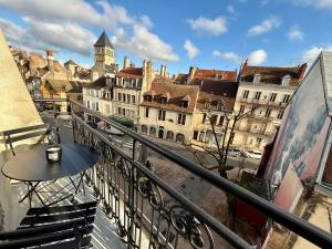 een balkon met een tafel en uitzicht op de stad bij Résidence Auguste Comte - avec Balcon - Cœur de Dijon in Dijon