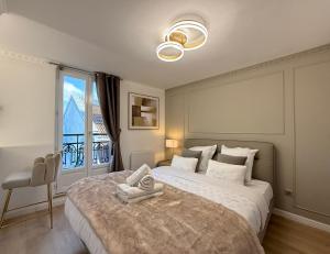 een slaapkamer met een groot bed en een raam bij Résidence Auguste Comte - avec Balcon - Cœur de Dijon in Dijon