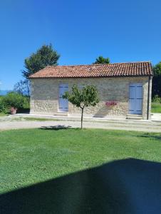 a house with a tree in front of it at Casa vacanze Gualdinella in Quinto Vicentino