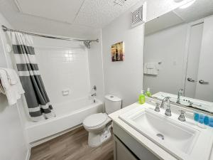 オースティンにあるSleepover 1BD 1BA Austin TX Apartmentsの洗面台とトイレを備えた白いバスルーム +171枚の写真