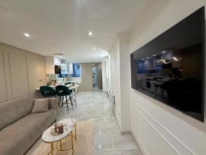 een woonkamer met een bank en een tafel bij Résidence Auguste Comte - avec Balcon - Cœur de Dijon in Dijon