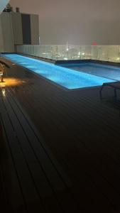 a large swimming pool in a building at night at Exclusivo con excelente ubicación en Monterrey in Monterrey