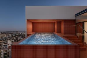 ein Swimmingpool auf einem Gebäude in der Unterkunft Brada Collection Stays in Guadalajara