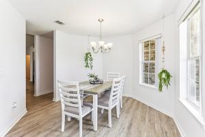 ペンサコーラにあるWarm and Inviting 4BR Home, Perfect for Familiesのテーブルと椅子のある白いダイニングルーム