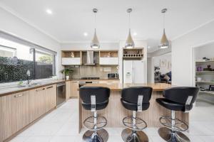 Η κουζίνα ή μικρή κουζίνα στο Cloverlea Spacious 4BR Yarra Valley Getaway