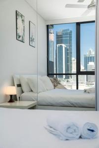 En eller flere senge i et værelse på Prime 2BR Location Pool Parking BCT 1004 + 11 billeder