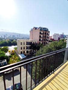 un balcon avec vue sur une ville dans l'établissement Holbrook isani, à Tbilissi