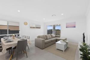 un salon avec un canapé et une table dans l'établissement Family Retreat 4BR&2BA Parking in Private Garden Highbury Court, à Park Ridge 4 autres photos