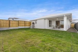 une maison blanche avec une clôture et une cour dans l'établissement Family Retreat 4BR&2BA Parking in Private Garden Highbury Court, à Park Ridge