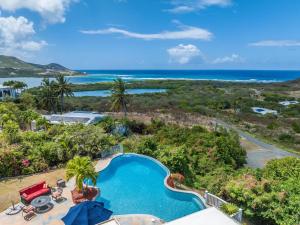 La Grande PrincesseHook em on Paradise的享有游泳池和大海的顶部景致