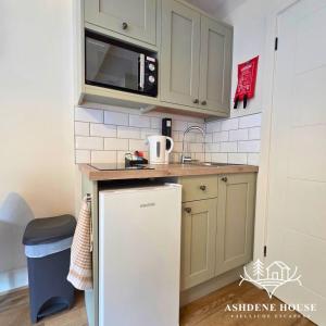 Dapur atau dapur kecil di The Deluxe Hare - Room 2 - New Forest