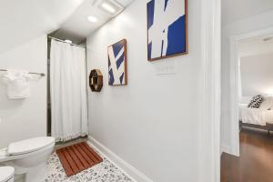 Ένα μπάνιο στο The Riverview Room on Beatty