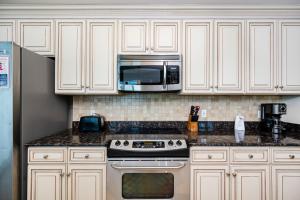 Η κουζίνα ή μικρή κουζίνα στο Phoenix West 2209 condo +51 φωτογραφίες